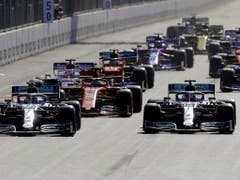 Der Start brachte einmal mehr bereits die Entscheidung. Valtteri Bottas (vorne links) behauptet sich gegen Lewis Hamilton im anderen Mercedes (Bild: KEYSTONE/AP/SERGEI GRITS)
