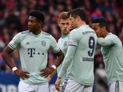 Die Spieler von Bayern München sind nach dem Gegentreffer konsterniert (Bild: KEYSTONE/EPA/PHILIPP GUELLAND)