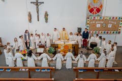 Unter dem Motto «Am glichä Tisch» bildeten die Erstkommunikanten in der Kirche Bruder Klaus einen Kreis. (Bild: Roger Lustenberger, Altdorf, 28. April 2019)