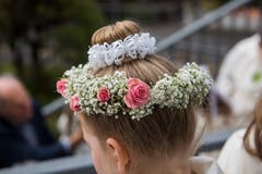 Die Mädchen tragen zur Erstkommunion Blumenkränze. Bild: Dominik Wunderli (Eschenbach, 28. April 2019)