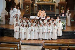 Pfarrer Polycarp Nworie hilet die Messe. Bild: Dominik Wunderli (Eschenbach, 28. April 2019)