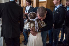 Verwandte und Bekannte gratulierten den Erstkommunikanten zu ihrem grossen Tag. Bild: Dominik Wunderli (Eschenbach, 28. April 2019)