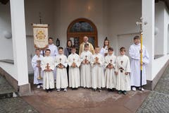 Die Erstkommunikanten aus Spiringen freuen sich mit Pfarrer Jan Strancich, ihrer Lehrerin Aurelia Gisler zusammen und den Ministranten auf die Eucharistiefeier. (Bild: Franz Imholz, Spiringen, 28. April 2019)