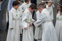 Wie genau muss die Kordel gebunden werden? Die Kinder helfen sich gegenseitig beim «letzten Schliff». Bild: Dominik Wunderli (Eschenbach, 28. April 2019)