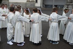 Die Kinder reihen sich auf für den Einzug in die Kirche. Bild: Dominik Wunderli (Eschenbach, 28. April 2019)