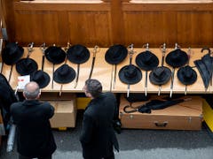 Die «Seitengewehre» der Standeskommission werden während der Landsgemeinde bewacht.(KEYSTONE/Christian Merz).. (Bild: Keystone/CHRISTIAN MERZ)