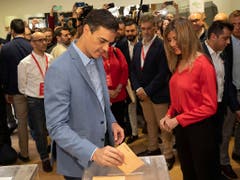 Ministerpräsident Pedro Sánchez gibt seine Stimme in Pozuelo de Alarcon ab. (Bild: KEYSTONE/AP/BERNAT ARMANGUE)