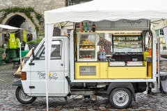 Auf umgebauten Piaggios werden Gemüse, Glaces, Kaffee , Holzwaren etc angeboten. (Bild: Donato Caspari)