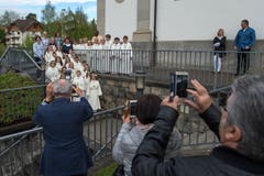 ... und die Eltern zücken ihre Handys, um den Moment festzuhalten. Bild: Dominik Wunderli (Eschenbach, 28. April 2019)