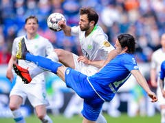 Admir Mehmedi wirft sich in den Zweikampf mit Nico Schulz (Bild: KEYSTONE/dpa/UWE ANSPACH)