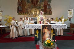 Die Erstkommunikanten wünschen sich gegenseitig alles Gute. (Bild: Franz Imholz, Spiringen, 28. April 2019)