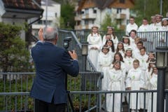 «Rückt noch etwas näher zusammen.» Der Fotograf der Pfarrei schiesst noch ein Foto der Drittklässler vor dem Einzug in die Kirche. Bild: Dominik Wunderli (Eschenbach, 28. April 2019)