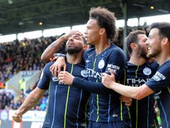 Die Spieler von Manchester City feiern ihren zuverlässigsten Torschützen Sergio Agüero (links) (Bild: KEYSTONE/AP/RUI VIEIRA)