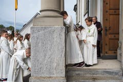 Die Erstkommunikanten in Eschenbach machen sich bereit für ihren grossen Tag. Bild: Dominik Wunderli (Eschenbach, 28. April 2019)