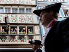 Zuschauer verfolgen den Aufzug der Landsgemeinde in Appenzell. (KEYSTONE/Christian Merz).. (Bild: Keystone/CHRISTIAN MERZ)