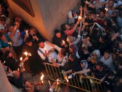 In Jerusalem kamen nach Polizeiangaben vom Sonntag 10'000 Menschen in die Grabeskirche. (Bild: KEYSTONE/EPA/ATEF SAFADI)