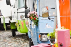 Auf umgebauten Piaggios werden Gemüse, Glaces, Kaffee , Holzwaren etc angeboten. (Bild: Donato Caspari)