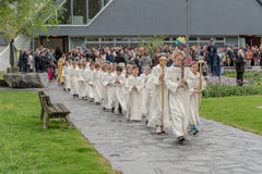 28 Buben und Mädchen auf dem Weg zur Erstkommunion in der Kirche Bruder Klaus. (Bild: Roger Lustenberger, Altdorf, 28. April 2019)