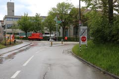 Die Unfallstelle an der Steinachstrasse. Feuerwehrleute sind dabei, das ausgelaufene Öl zu binden und zusammenzuwischen. (Bilder: Stadtpolizei St.Gallen - 28. April 2019)