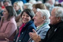 Emil Steinberger mit seiner Frau Niccel. Rechts Paul Winiker. (Bild: Pius Amrein, Luzern, 29. April 2019)