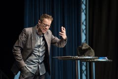 Der Kabarettist Bänz Friedli preist Emil Steinberger in seiner Laudatio als einen, «der eine eigene Kategorie Kunst geschaffen hat». (Bild: Pius Amrein, Luzern, 29. April 2019)