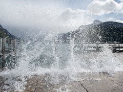 Unter Föhneinfluss zu warm: Föhnsturm am Urnersee in Brunnen SZ am 24. April. (Bild: KEYSTONE/URS FLUEELER)