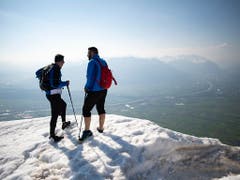 Frühlingswanderung an Ostern hoch über dem Rheintal in der Ostschweiz. (Bild: KEYSTONE/GIAN EHRENZELLER)