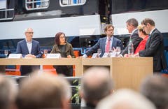 Die Ostschweizer Politiker Kantonsrat Ueli Fisch (GLP/TG), Alt Nationalrätin Yvonne Gilli (Grüne/SG), Tagblatt-Chefredaktor Stefan Schmid diskutieren mit Alt Nationalrat Peter Spuhler (SVP/TG), Nationalrätin Edith Graf-Litscher (SP/TG) und Regierungsrat Jakob Stark (SVP/TG) über das wichtigste Politgeschäft des Jahres.