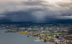 Hier ist eine Regenwolke im Anmarsch. (Bild: Daniel Hegglin, Zugerberg, 28. April 2019)