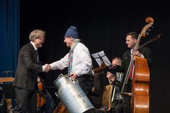 Emil Steinberger bedankt sich bei Ludwig Wicki, der mit einem Ensemble des 21st Century Orchestra die Preisübergabe musikalisch umrahmte. (Bild: Pius Amrein, Luzern, 29. April 2019)