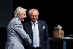 Emil Steinberger und Regierungsrat Paul Winiker bei der Preisübergabe. (Bild: Pius Amrein, Luzern, 29. April 2019)