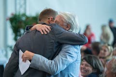 Der Kabarettist Bänz Friedli, der die Laudatio hielt, wird von Emil Steinberger umarmt. (Bild: Pius Amrein, Luzern, 29. April 2019)