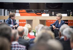 Tagblatt-Chefredaktor Stefan Schmid im Gespräch mit Bundesrätin Karin Keller-Sutter.