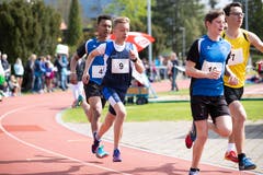 Laurin Grau vom TV Cham (Nummer 9) beim 1000-Meter-Lauf. (Bild: Roger Zbinden, Cham, 27. April 2019)