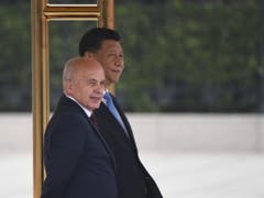 Bundespräsident Ueli Maurer zusammen mit dem chinesischen Präsidenten vor der Unterzeichnung einer Absichtserklärung im Zusammenhang mit dem chinesischen Grossprojekt «Neue Seidenstrasse». (Bild: Keystone/EPA/MADOKA IKEGAMI / POOL)