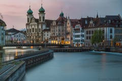 Verschlafenes Luzern mit der Jesuitenkirche am Ostermontag um 6.20 Uhr. Es war ein Genuss, die Stadt so ruhig zu erleben. (Bild: Gabi Pavanello, Luzern, 22. April 2019)