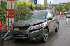 Das Auto nach dem Zusammenstoss mit dem Wegweiser.