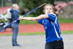 Alexandra Stucki von der Hochwacht Zug beim Speerwurf. (Bild: Roger Zbinden, Cham, 27. April 2019)
