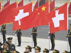 Grosser Bahnhof für Bundespräsident Ueli Maurer beim Empfang durch die chinesische Ehrengarde in der Grossen Halle des Volkes. (Bild: Keystone/AP Pool Kyodo News/MADOKA IKEGAMI)