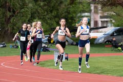 Das 1000-Meter-Rennen gewinnt Sarina von Flüe vom TV Cham (Nummer 52). (Bild: Roger Zbinden, Cham, 27. April 2019)