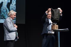 Emil Steinberger wird auf der Eventbühne an der Zentralschweizer Frühlingsmesse Luga der Anerkennungspreis des Kantons Luzern verliehen. Regierungsrat Paul Winiker enthüllt das Kunstobjekt, das Teil des Anerkennungspreises ist. (Bild: Pius Amrein, Luzern, 29. April 2019)