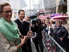 Gespräch nicht nur mit dem Bundesrat: Erbprinzessin Sophie und ihr Gatte Erbprinz Alois von und zu Liechtenstein auf Staatsbesuch in Bern. (Bild: KEYSTONE/PETER SCHNEIDER)