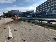 Die Leitplanke und eine Strassenlaterne wurden arg in Mitleidenschaft gezogen.