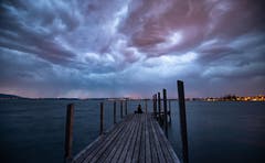 Der Frühling macht eine Pause, Regenwolken im Anmarsch. (Bild: Daniel Hegglin, Zug, 2. April 2019)