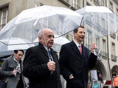 Feierlicher Empfang unterm Regenschirm: Erbprinz Alois von und zu Liechtenstein (rechts) mit Bundespräsident Ueli Maurer in der Kramgasse in Bern. (Bild: KEYSTONE/PETER SCHNEIDER)