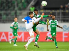 Die kampfbetonte Partie in St. Gallen war vor allem in der ersten Halbzeit fussballerisch kein Leckerbissen. Die 11'683 Zuschauer im Stadion bekamen keine Tore zu sehen (Bild: KEYSTONE/GIAN EHRENZELLER)