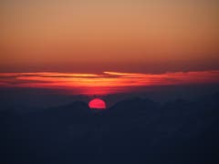 Sonnenuntergang über dem Haslital: Die Sonne legt sich hinter dem Brienzergrat zur Ruhe. (Bild: Dora Huber, Planplatten, 29. März 2019)