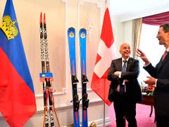 Geschenkaustausch unter Freunden: Bundespräsident Ueli Maurer (links) mit Erbprinz Alois von und zu Liechtenstein im Hotel Bellevue in Bern. Die Langlaufskis sind für Maurer, die Alpinskis für den Erbprinzen. (Bild: KEYSTONE/PETER SCHNEIDER)