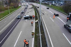 Die Unfallstelle bei der Autobahnausfahrt Neudorf. (Bilder: Kantonspolizei St.Gallen - 3. April 2019)