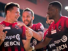 Marcis Oss, Oldie Raphaël Nuzzolo und Afimico Pululu (von links): Aufgeräumte Stimmung in einer punktebedürftigen Mannschaft (Bild: KEYSTONE/LAURENT GILLIERON)